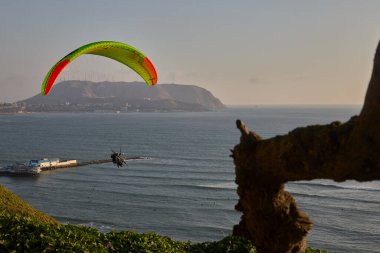 Pasifik aşağıdaki uçurumların üzerinde süzülen paragliderler adrenalini, özgürlüğü ve Limas ikonik kıyı manzarasını unutulamaz bir uçuşla harmanlıyorlar..