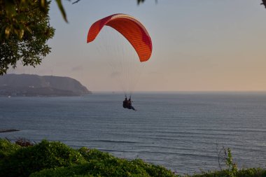 Pasifik aşağıdaki uçurumların üzerinde süzülen paragliderler adrenalini, özgürlüğü ve Limas ikonik kıyı manzarasını unutulamaz bir uçuşla harmanlıyorlar..