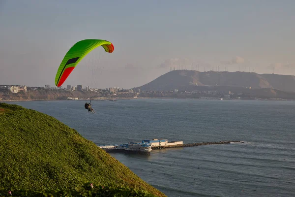 Pasifik aşağıdaki uçurumların üzerinde süzülen paragliderler adrenalini, özgürlüğü ve Limas ikonik kıyı manzarasını unutulamaz bir uçuşla harmanlıyorlar..