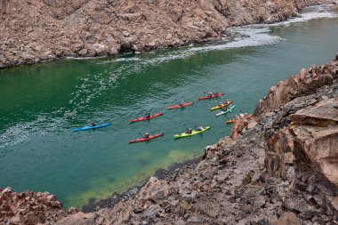 Deniz kayakçıları Arequipa 'nın engebeli kıyılarını keşfeder, turkuaz sularda ve antik kayalar arasında oyulmuş dar kanallarda gezinirler. Perus 'un güney kıyı şeridinin saf güzelliği.
