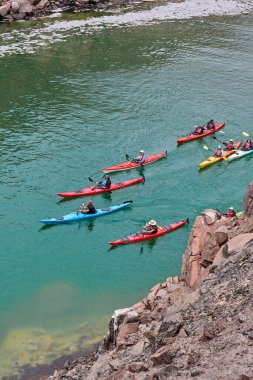 Deniz kayakçıları Arequipa 'nın engebeli kıyılarını keşfeder, turkuaz sularda ve antik kayalar arasında oyulmuş dar kanallarda gezinirler. Perus 'un güney kıyı şeridinin saf güzelliği.