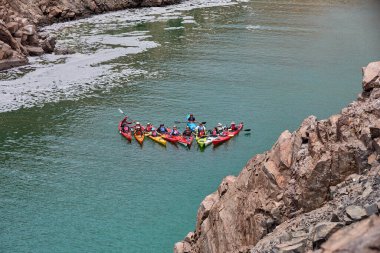 Deniz kayakçıları Arequipa 'nın engebeli kıyılarını keşfeder, turkuaz sularda ve antik kayalar arasında oyulmuş dar kanallarda gezinirler. Perus 'un güney kıyı şeridinin saf güzelliği.