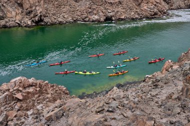 Deniz kayakçıları Arequipa 'nın engebeli kıyılarını keşfeder, turkuaz sularda ve antik kayalar arasında oyulmuş dar kanallarda gezinirler. Perus 'un güney kıyı şeridinin saf güzelliği.