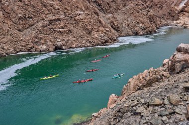 Deniz kayakçıları Arequipa 'nın engebeli kıyılarını keşfeder, turkuaz sularda ve antik kayalar arasında oyulmuş dar kanallarda gezinirler. Perus 'un güney kıyı şeridinin saf güzelliği.