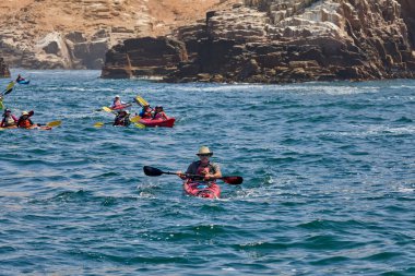 Deniz kayakçıları Arequipa 'nın engebeli kıyılarını keşfeder, turkuaz sularda ve antik kayalar arasında oyulmuş dar kanallarda gezinirler. Perus 'un güney kıyı şeridinin saf güzelliği.