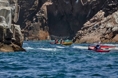 Deniz kayakçıları Arequipa 'nın engebeli kıyılarını keşfeder, turkuaz sularda ve antik kayalar arasında oyulmuş dar kanallarda gezinirler. Perus 'un güney kıyı şeridinin saf güzelliği.