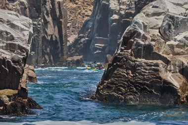 Deniz kayakçıları Arequipa 'nın engebeli kıyılarını keşfeder, turkuaz sularda ve antik kayalar arasında oyulmuş dar kanallarda gezinirler. Perus 'un güney kıyı şeridinin saf güzelliği.