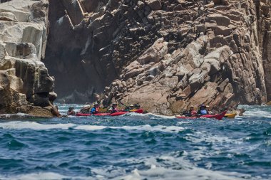 Deniz kayakçıları Arequipa 'nın engebeli kıyılarını keşfeder, turkuaz sularda ve antik kayalar arasında oyulmuş dar kanallarda gezinirler. Perus 'un güney kıyı şeridinin saf güzelliği.