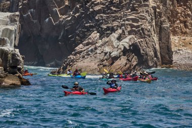 Deniz kayakçıları Arequipa 'nın engebeli kıyılarını keşfeder, turkuaz sularda ve antik kayalar arasında oyulmuş dar kanallarda gezinirler. Perus 'un güney kıyı şeridinin saf güzelliği.