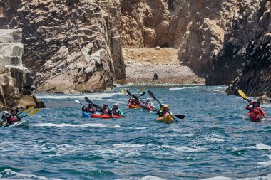 Deniz kayakçıları Arequipa 'nın engebeli kıyılarını keşfeder, turkuaz sularda ve antik kayalar arasında oyulmuş dar kanallarda gezinirler. Perus 'un güney kıyı şeridinin saf güzelliği.