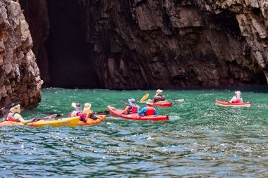 Deniz kayakçıları Arequipa 'nın engebeli kıyılarını keşfeder, turkuaz sularda ve antik kayalar arasında oyulmuş dar kanallarda gezinirler. Perus 'un güney kıyı şeridinin saf güzelliği.