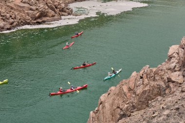 Deniz kayakçıları Arequipa 'nın engebeli kıyılarını keşfeder, turkuaz sularda ve antik kayalar arasında oyulmuş dar kanallarda gezinirler. Perus 'un güney kıyı şeridinin saf güzelliği.