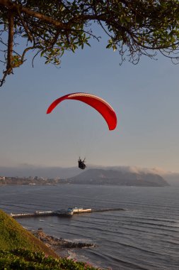 Pasifik aşağıdaki uçurumların üzerinde süzülen paragliderler adrenalini, özgürlüğü ve Limas ikonik kıyı manzarasını unutulamaz bir uçuşla harmanlıyorlar..