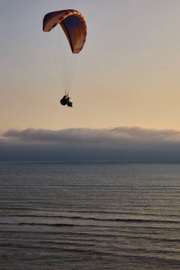 Pasifik aşağıdaki uçurumların üzerinde süzülen paragliderler adrenalini, özgürlüğü ve Limas ikonik kıyı manzarasını unutulamaz bir uçuşla harmanlıyorlar..