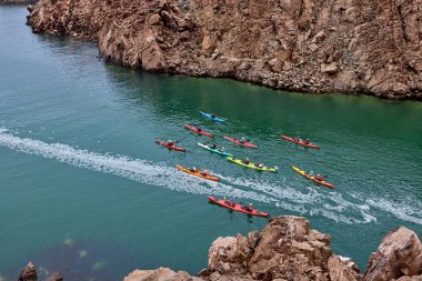 Deniz kayakçıları Arequipa 'nın engebeli kıyılarını keşfeder, turkuaz sularda ve antik kayalar arasında oyulmuş dar kanallarda gezinirler. Perus 'un güney kıyı şeridinin saf güzelliği.