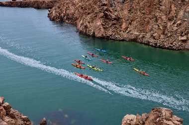 Deniz kayakçıları Arequipa 'nın engebeli kıyılarını keşfeder, turkuaz sularda ve antik kayalar arasında oyulmuş dar kanallarda gezinirler. Perus 'un güney kıyı şeridinin saf güzelliği.