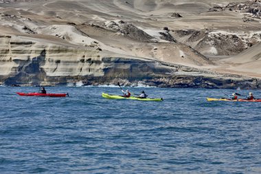 Deniz kayakçıları Arequipa 'nın engebeli kıyılarını keşfeder, turkuaz sularda ve antik kayalar arasında oyulmuş dar kanallarda gezinirler. Perus 'un güney kıyı şeridinin saf güzelliği.