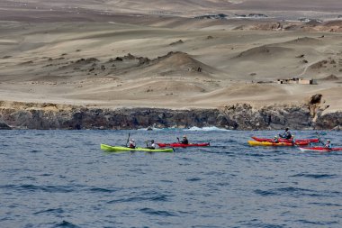 Deniz kayakçıları Arequipa 'nın engebeli kıyılarını keşfeder, turkuaz sularda ve antik kayalar arasında oyulmuş dar kanallarda gezinirler. Perus 'un güney kıyı şeridinin saf güzelliği.