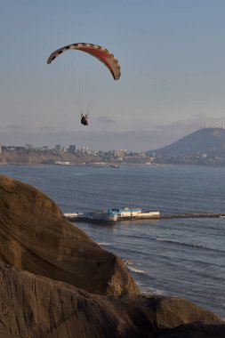 Miraflores 'in çarpıcı sahil şeridinde yamaç paraşütü yapmanın heyecanı eşsizdir. Sırtında okyanus esintisi ve aşağıdaki şehir manzarasıyla.