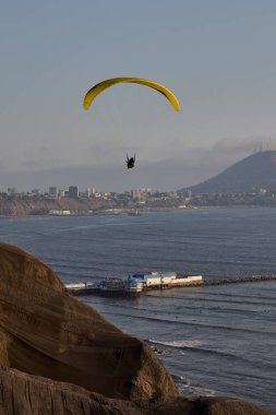 Miraflores 'in çarpıcı sahil şeridinde yamaç paraşütü yapmanın heyecanı eşsizdir. Sırtında okyanus esintisi ve aşağıdaki şehir manzarasıyla.