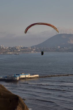 Miraflores 'in çarpıcı sahil şeridinde yamaç paraşütü yapmanın heyecanı eşsizdir. Sırtında okyanus esintisi ve aşağıdaki şehir manzarasıyla.