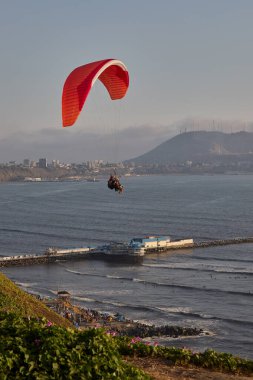 Miraflores 'in çarpıcı sahil şeridinde yamaç paraşütü yapmanın heyecanı eşsizdir. Sırtında okyanus esintisi ve aşağıdaki şehir manzarasıyla.