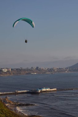 Miraflores 'in çarpıcı sahil şeridinde yamaç paraşütü yapmanın heyecanı eşsizdir. Sırtında okyanus esintisi ve aşağıdaki şehir manzarasıyla.
