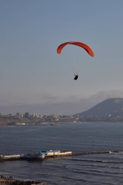 Miraflores 'in çarpıcı sahil şeridinde yamaç paraşütü yapmanın heyecanı eşsizdir. Sırtında okyanus esintisi ve aşağıdaki şehir manzarasıyla.