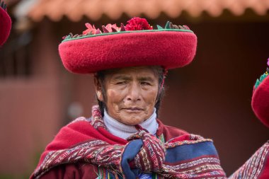 Güzelce dokunmuş giysilerini giyip Chinchero halkı kültür, miras ve cemaatin neşeli bir kutlaması için bir araya geldiler..