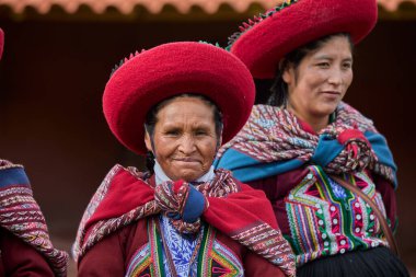 Güzelce dokunmuş giysilerini giyip Chinchero halkı kültür, miras ve cemaatin neşeli bir kutlaması için bir araya geldiler..