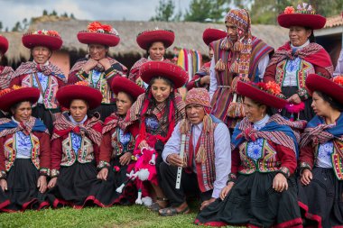 Güzelce dokunmuş giysilerini giyip Chinchero halkı kültür, miras ve cemaatin neşeli bir kutlaması için bir araya geldiler..
