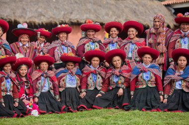 Güzelce dokunmuş giysilerini giyip Chinchero halkı kültür, miras ve cemaatin neşeli bir kutlaması için bir araya geldiler..