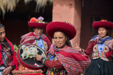 Güzelce dokunmuş giysilerini giyip Chinchero halkı kültür, miras ve cemaatin neşeli bir kutlaması için bir araya geldiler..