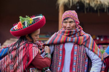 Güzelce dokunmuş giysilerini giyip Chinchero halkı kültür, miras ve cemaatin neşeli bir kutlaması için bir araya geldiler..