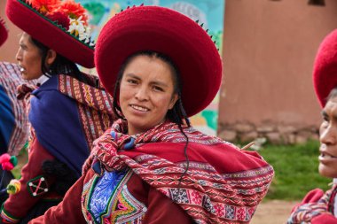 Güzelce dokunmuş giysilerini giyip Chinchero halkı kültür, miras ve cemaatin neşeli bir kutlaması için bir araya geldiler..