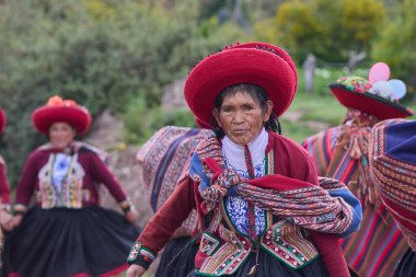 Güzelce dokunmuş giysilerini giyip Chinchero halkı kültür, miras ve cemaatin neşeli bir kutlaması için bir araya geldiler..