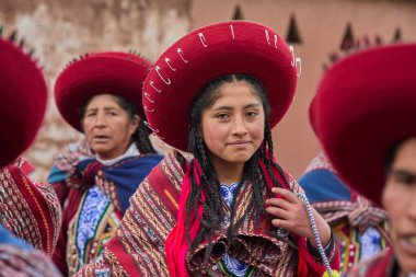 Güzelce dokunmuş giysilerini giyip Chinchero halkı kültür, miras ve cemaatin neşeli bir kutlaması için bir araya geldiler..