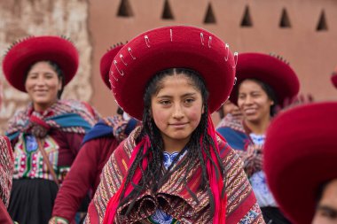 Güzelce dokunmuş giysilerini giyip Chinchero halkı kültür, miras ve cemaatin neşeli bir kutlaması için bir araya geldiler..