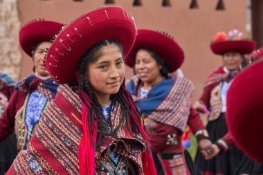 Güzelce dokunmuş giysilerini giyip Chinchero halkı kültür, miras ve cemaatin neşeli bir kutlaması için bir araya geldiler..