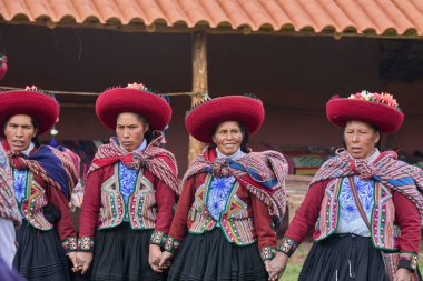 Güzelce dokunmuş giysilerini giyip Chinchero halkı kültür, miras ve cemaatin neşeli bir kutlaması için bir araya geldiler..