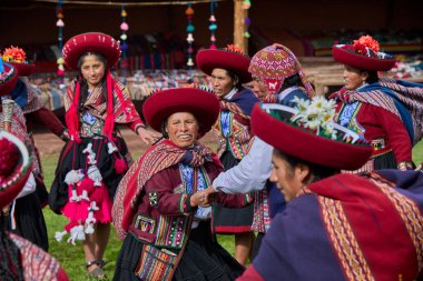 Güzelce dokunmuş giysilerini giyip Chinchero halkı kültür, miras ve cemaatin neşeli bir kutlaması için bir araya geldiler..