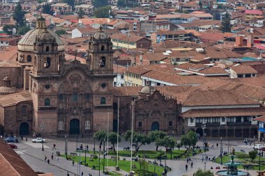 Cusco Plaza de Armas, yüzyılların kültürünü, inancını ve geleneğini, geçmiş ve şimdiki zamanın mükemmel bir uyum içinde olduğu bir ortamda harmanlıyor..