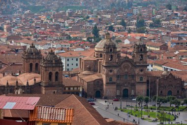 Cusco Plaza de Armas, yüzyılların kültürünü, inancını ve geleneğini, geçmiş ve şimdiki zamanın mükemmel bir uyum içinde olduğu bir ortamda harmanlıyor..
