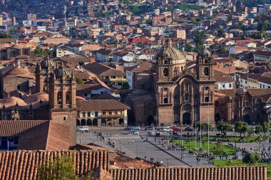 Cusco Plaza de Armas, yüzyılların kültürünü, inancını ve geleneğini, geçmiş ve şimdiki zamanın mükemmel bir uyum içinde olduğu bir ortamda harmanlıyor..