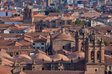 San Cristbal Mirador 'dan, Cuscos Tarih Merkezi, İnka duvarları ve koloni kiliselerinin Andean gökyüzünün altında yüzyıllar süren tarihi anlattığı kırmızı kiremitli çatı ve antik taş mozaiğini ortaya çıkardı.