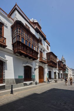 Casa Osambela, Limas tarihi şehir merkezinin zarif ahşap balkonları, neoklasik hatlar ve Peru 'nun ihtişamını yansıtan sakin sokak varlığının rafine bir sembolü olarak duruyor.