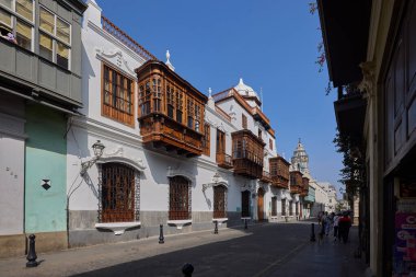 Casa Osambela, Limas tarihi şehir merkezinin zarif ahşap balkonları, neoklasik hatlar ve Peru 'nun ihtişamını yansıtan sakin sokak varlığının rafine bir sembolü olarak duruyor.