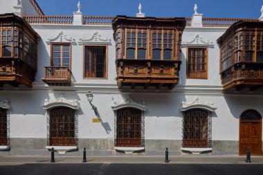 Casa Osambela, Limas tarihi şehir merkezinin zarif ahşap balkonları, neoklasik hatlar ve Peru 'nun ihtişamını yansıtan sakin sokak varlığının rafine bir sembolü olarak duruyor.