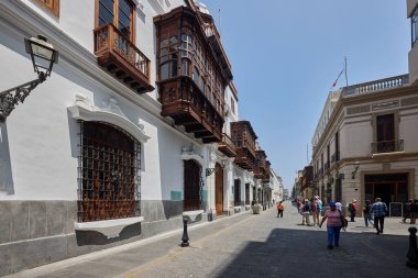 Casa Osambela, Limas tarihi şehir merkezinin zarif ahşap balkonları, neoklasik hatlar ve Peru 'nun ihtişamını yansıtan sakin sokak varlığının rafine bir sembolü olarak duruyor.