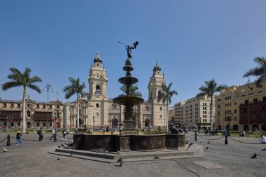 Lima Katedrali, Perus 'un başkentinin kalbinde asırlardır süregelen inanç, güç ve tarihi yansıtan barok kuleleri ve soluk taş gölgesi ile, Plaza Belediye Başkanı' nın üzerindeki ihtişamıyla yükseliyor.